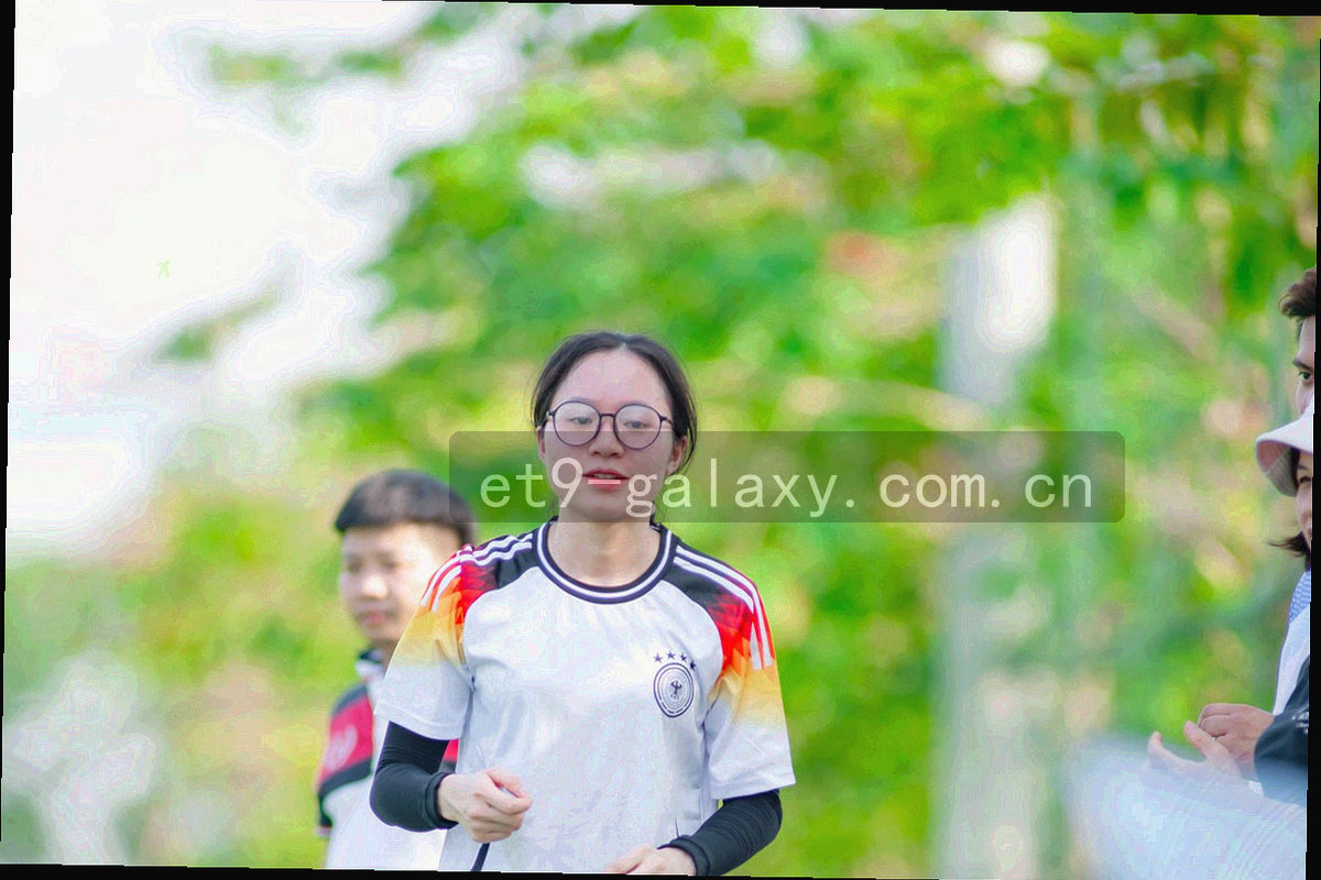 深蓝底色上由细线与几何方块解构组合的抽象品牌图形